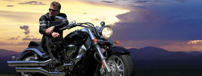 Accesorios esenciales para motociclistas: cómo crear una apariencia resistente